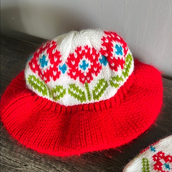 Red and White Floral Knit Hat and Mittens Set - Picture 3 of 10